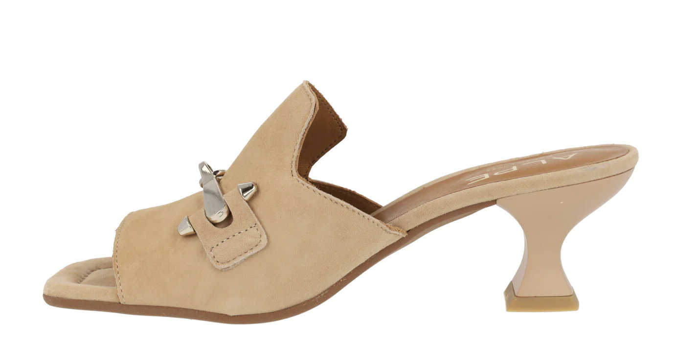 Mules Versalles en ante beige con adorno metálico - Image 3