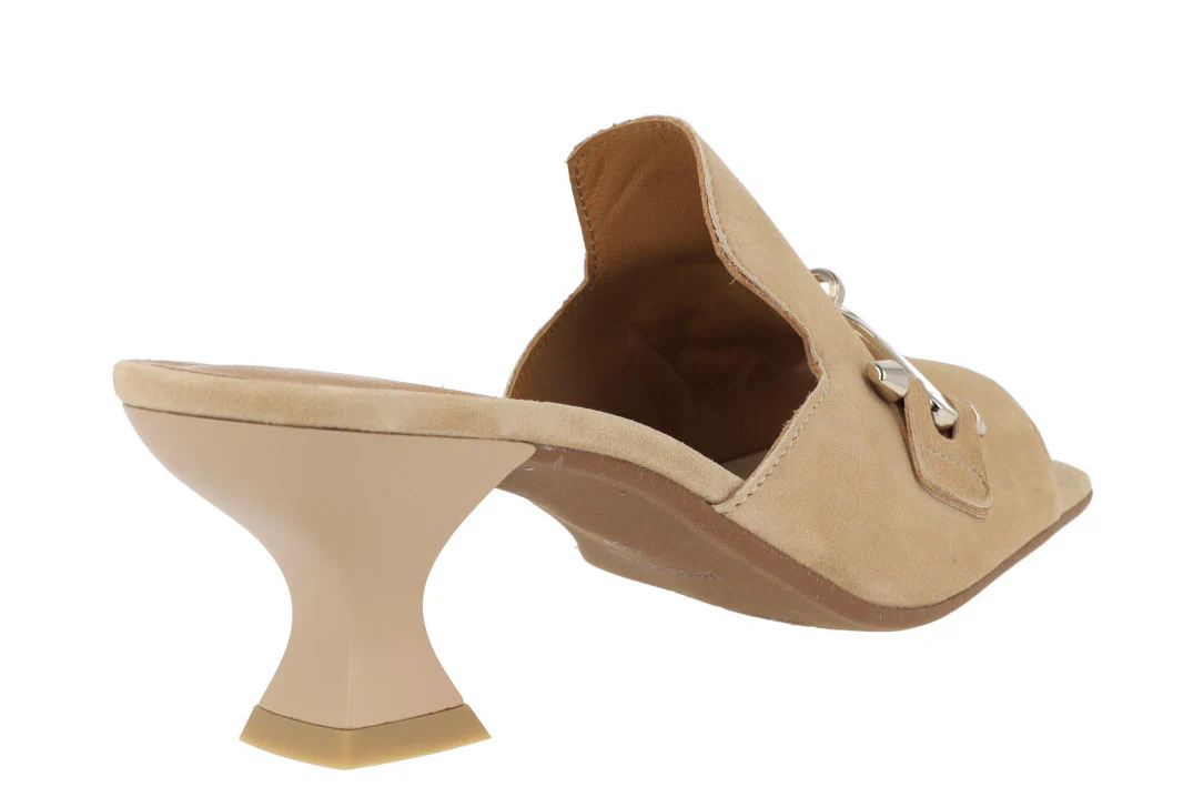 Mules Versalles en ante beige con adorno metálico - Image 4