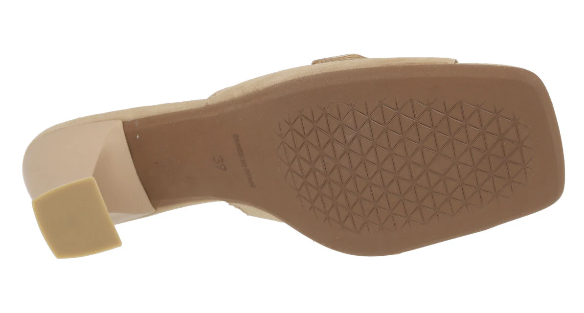 Mules Versalles en ante beige con adorno metálico - Image 5