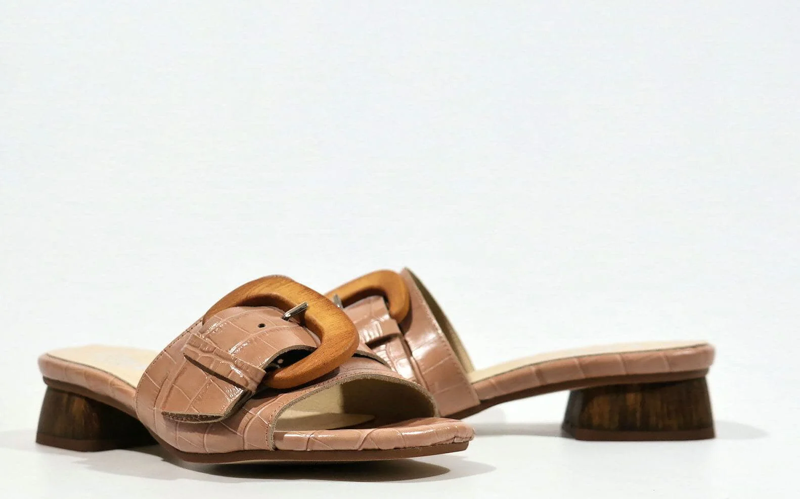 Palas de piel en grabado coco con maxi hebilla de madera - Image 11