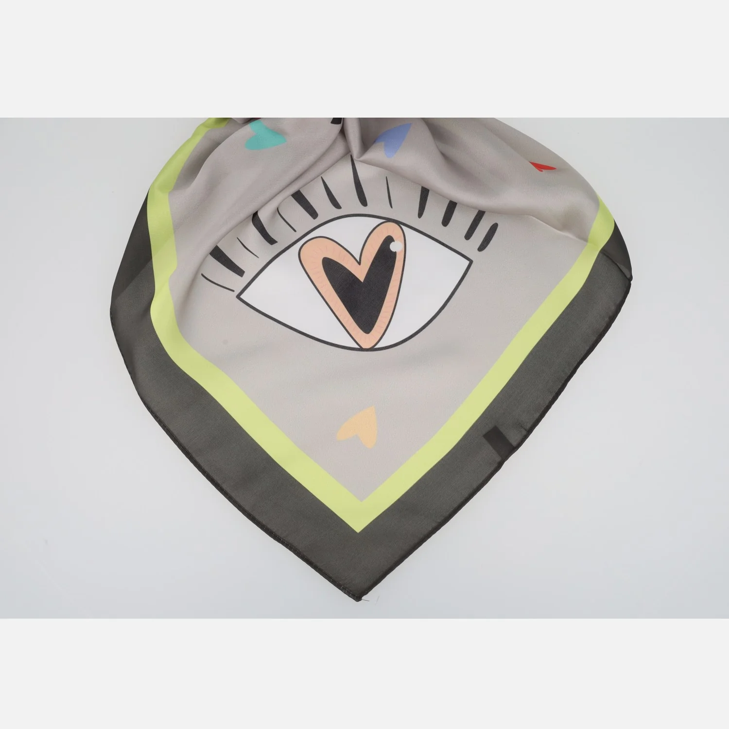 Pañuelos con dibujos de ojos y corazones - Image 2