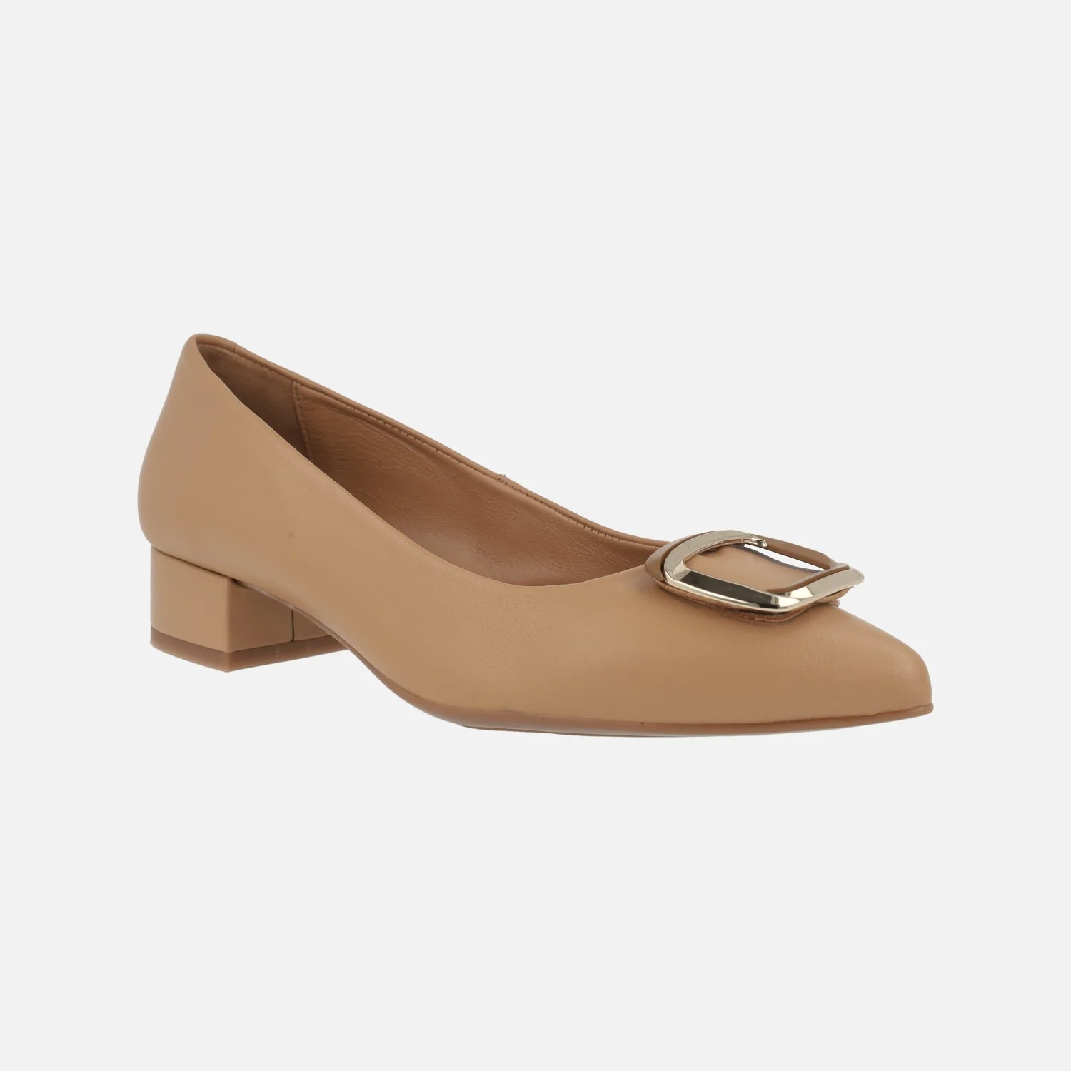 Zapatos corte salón en piel camel con adorno metálico dorado - Image 2