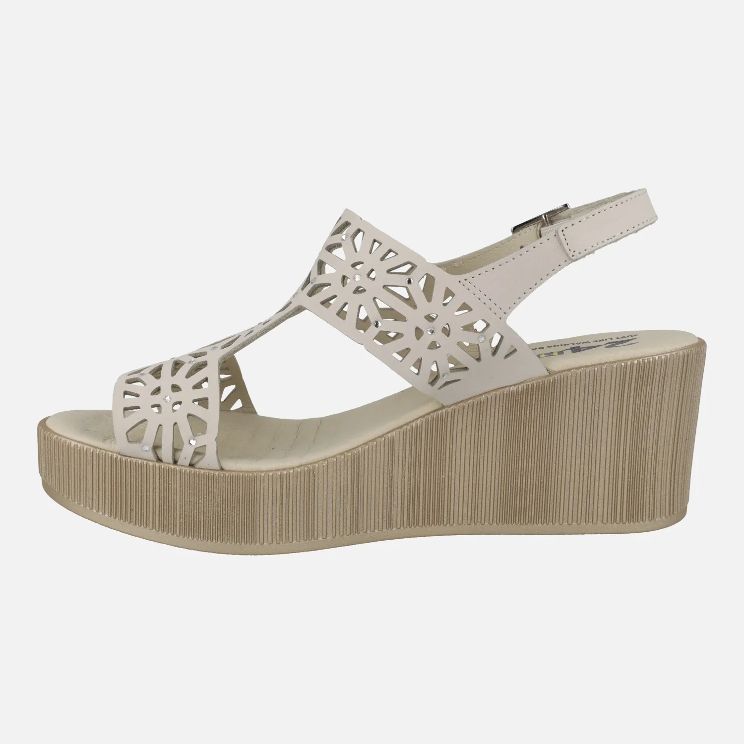 Sandalias beige con troquelados y detalles de strass - Image 3