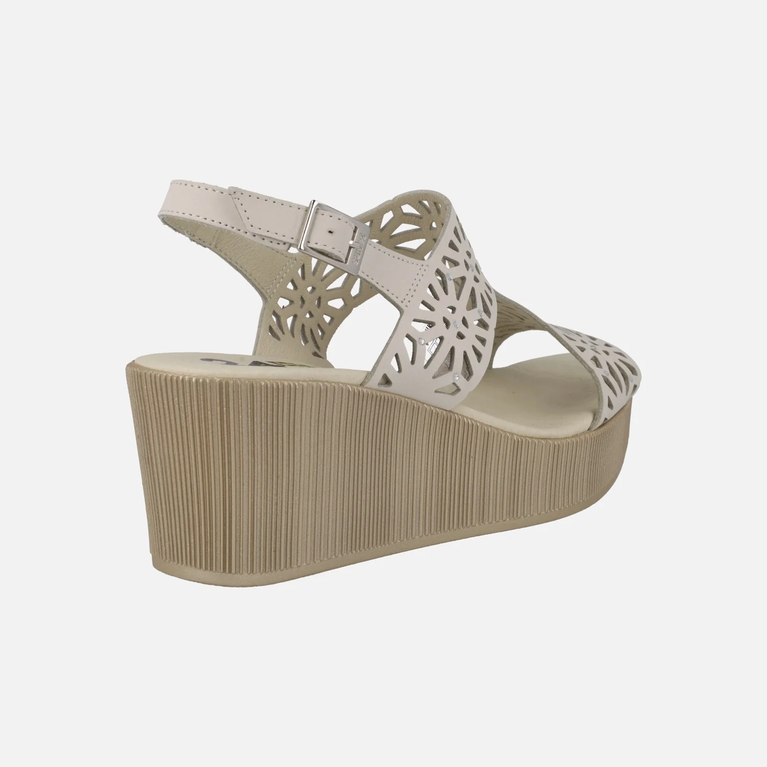 Sandalias beige con troquelados y detalles de strass - Image 4