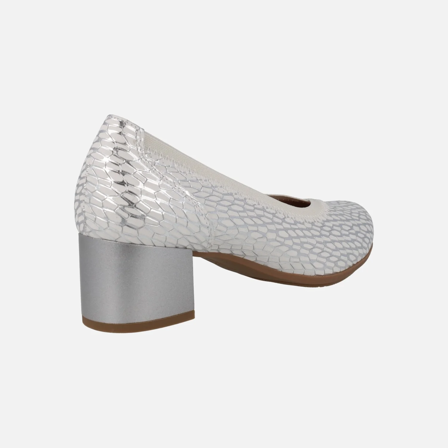 Salones confort de tacón bajo en piel grabada plata con detalles en blanco - Image 4