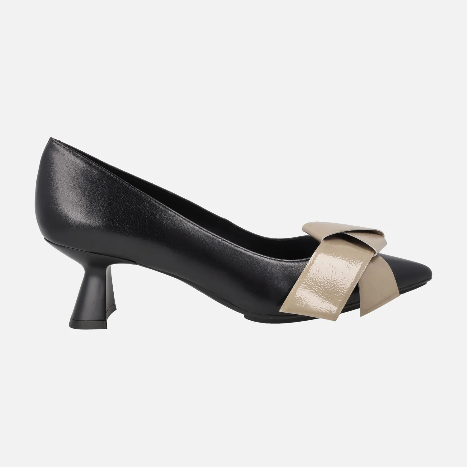 Salones negros con adorno de lazo en charol beige Kal5574