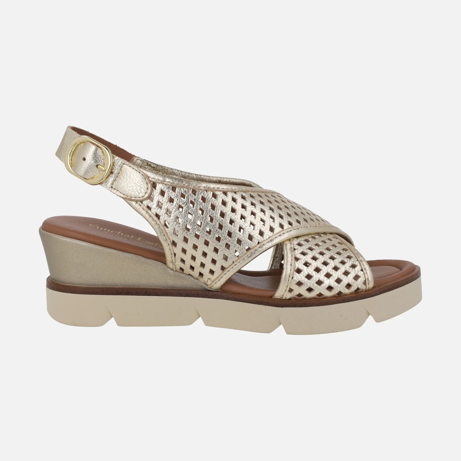 Sandalias de cuña en metalizado oro con picados
