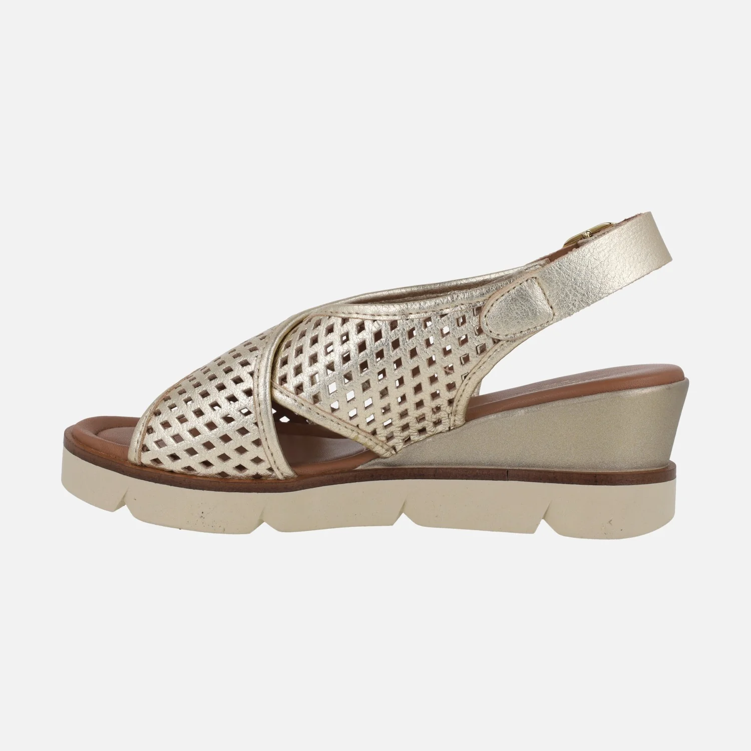 Sandalias de cuña en metalizado oro con picados - Image 3