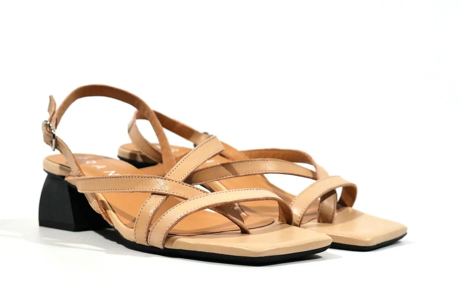 Sandalias de dedo con tacón de madera - Image 10