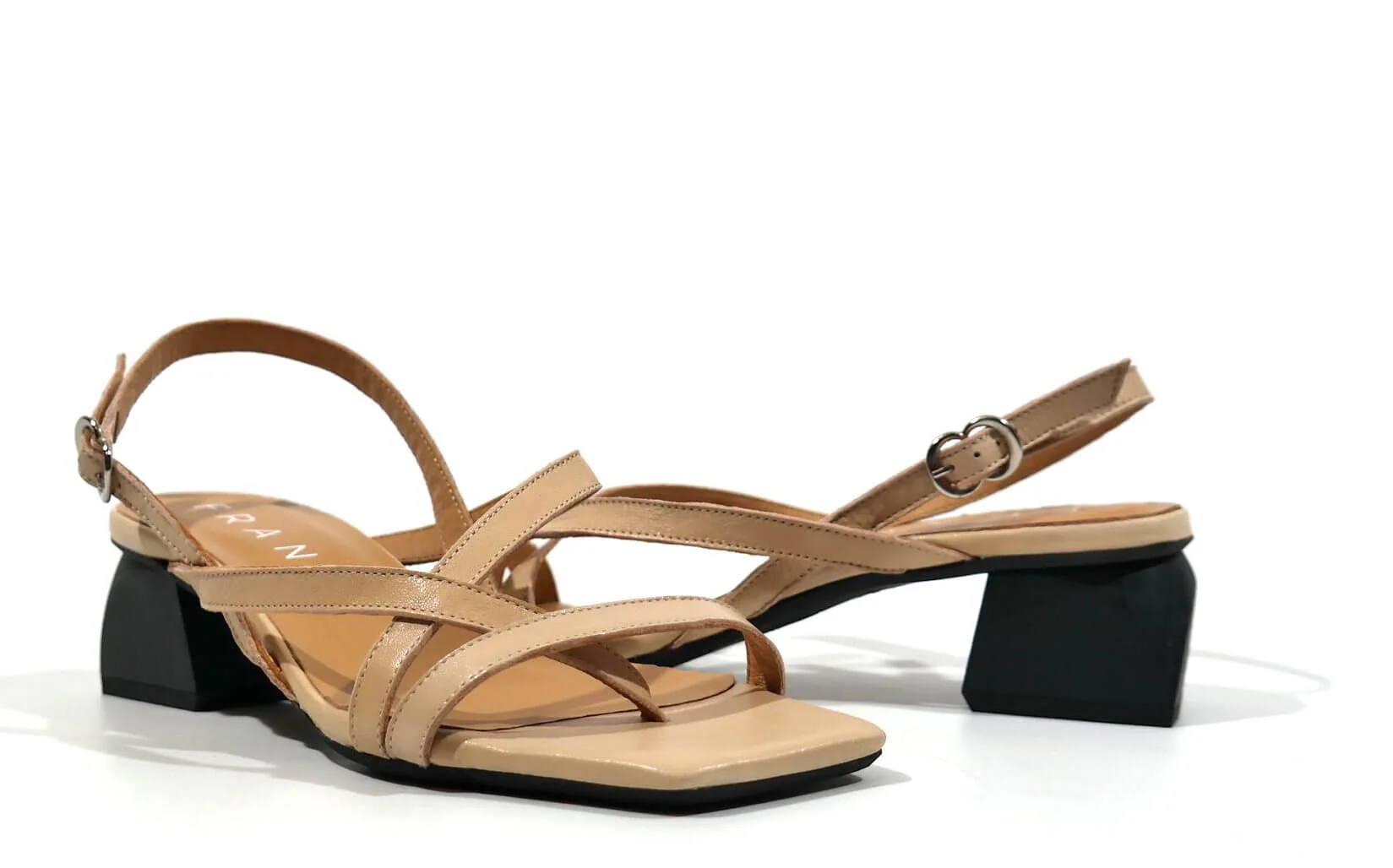 Sandalias de dedo con tacón de madera - Image 11