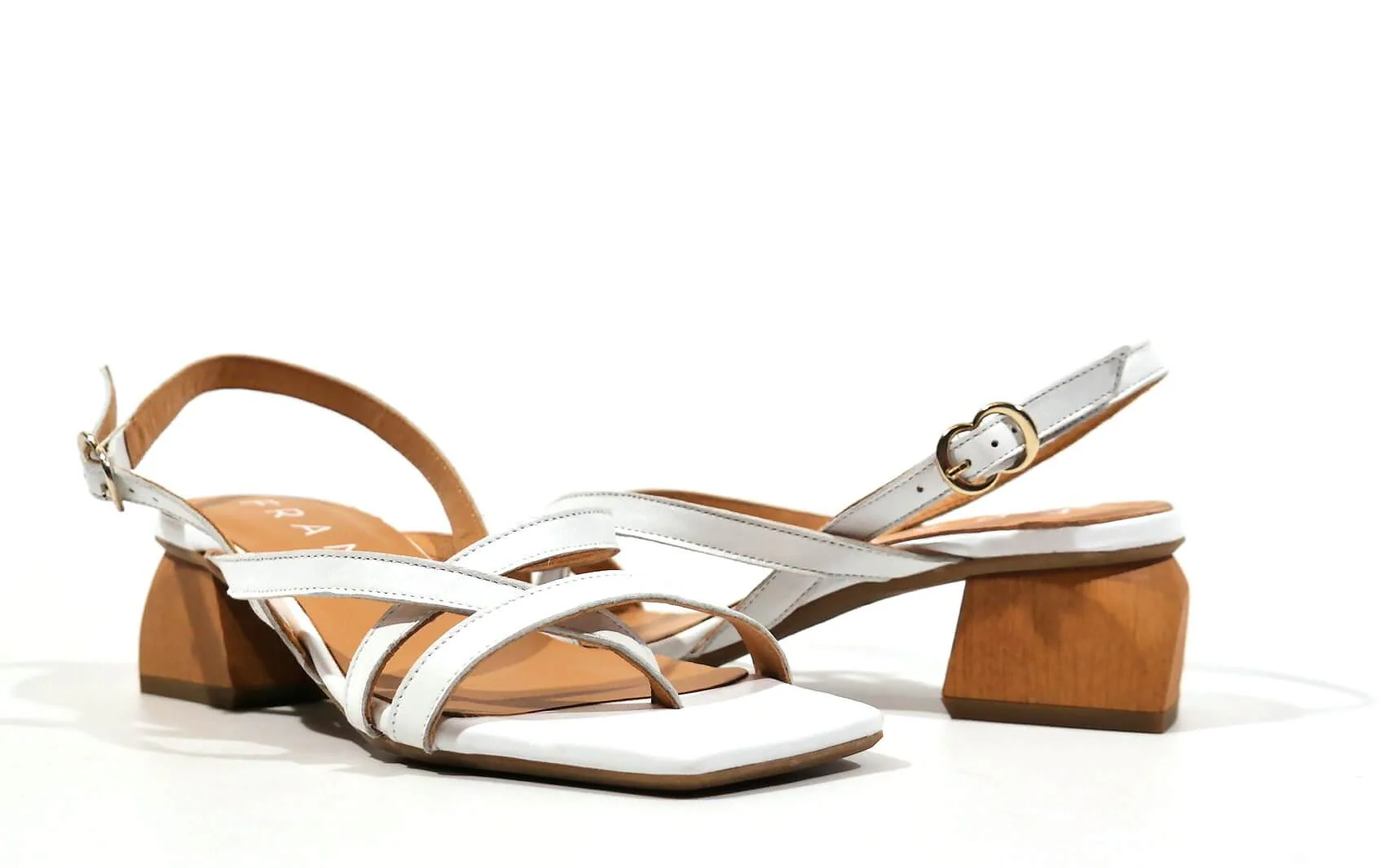 Sandalias de dedo con tacón de madera - Image 14