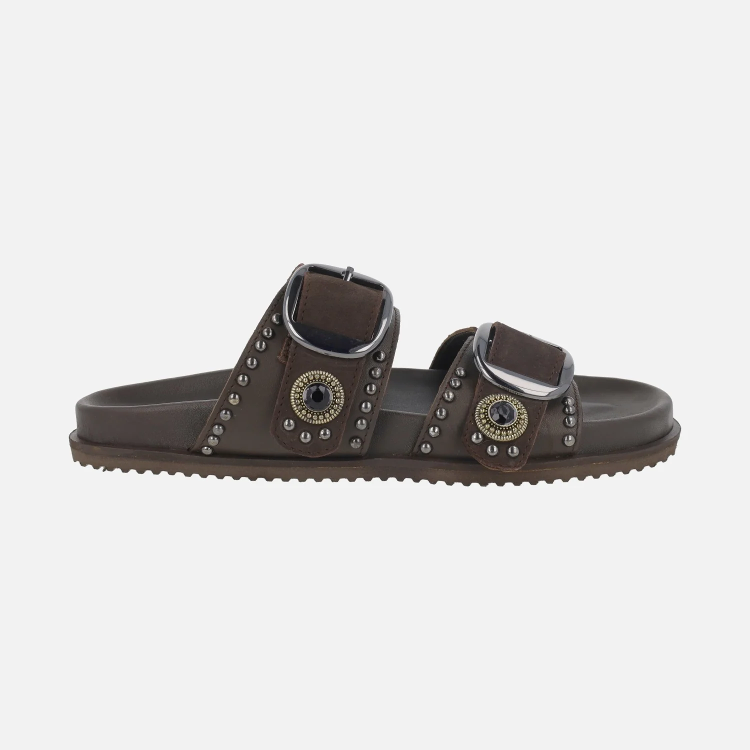 Sandalias de dos hebillas en piel moka con tachas y pedrería