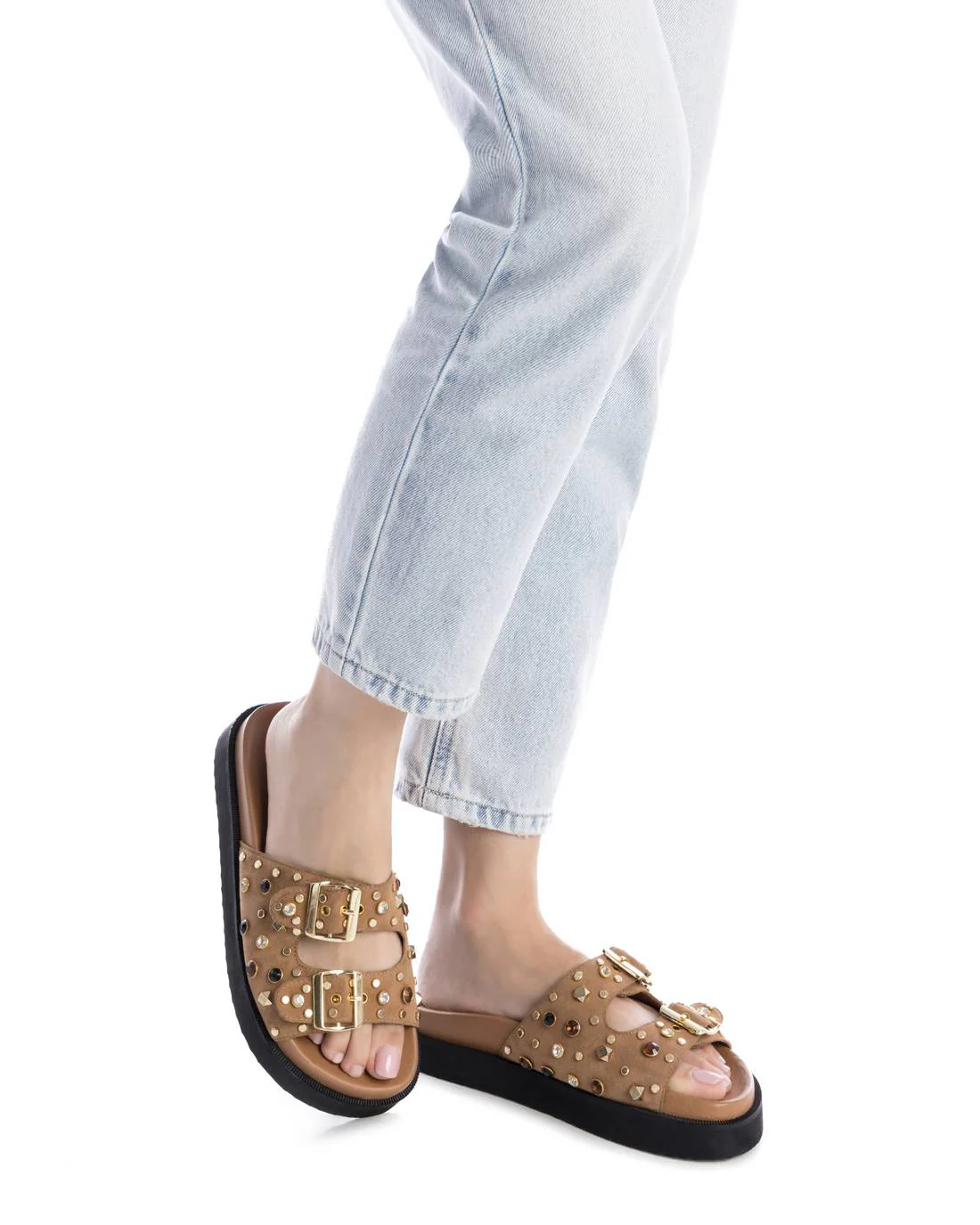 Sandalias de hebillas en serraje camel con pedrería - Image 2