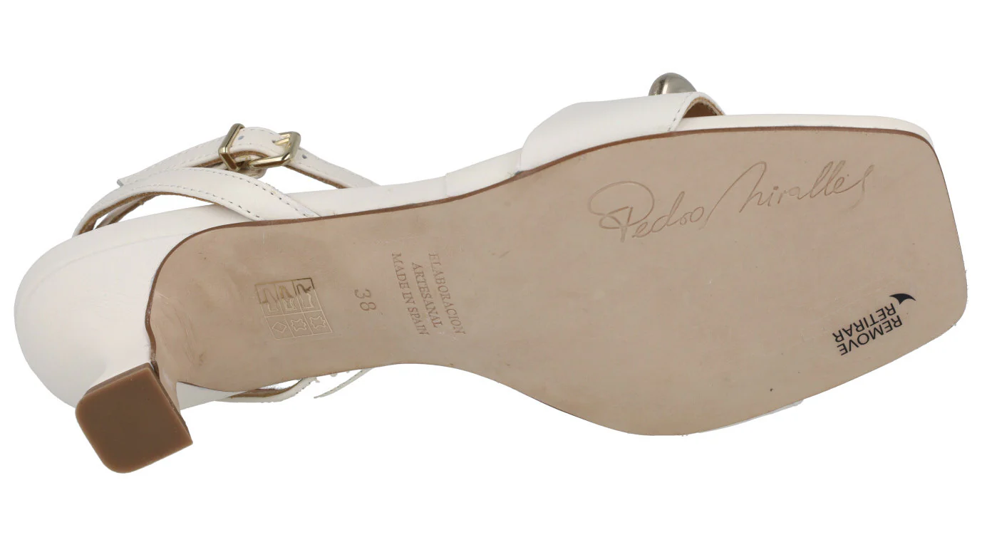 Sandalias de piel con adorno metálico y pulsera al tobillo - Image 9
