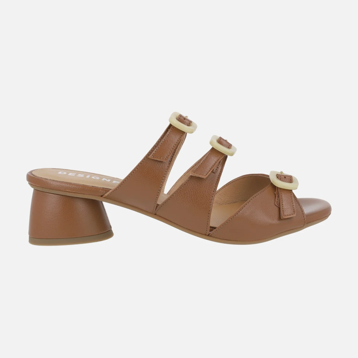 Sandalias de piel con tacón bajo y adorno de tres hebillas