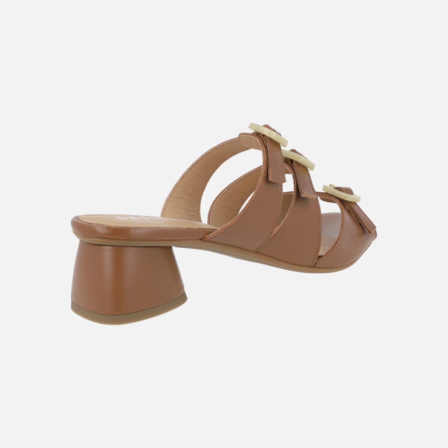 Sandalias de piel con tacón bajo y adorno de tres hebillas - Image 3