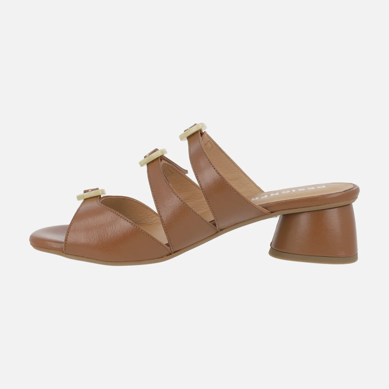 Sandalias de piel con tacón bajo y adorno de tres hebillas - Image 4