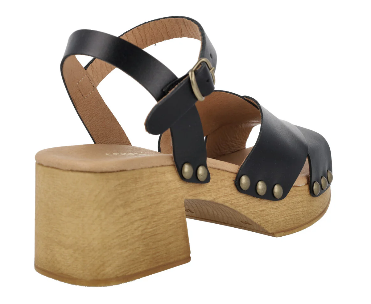 Sandalias de piel Cris con tiras cruzadas y tachas - Image 9