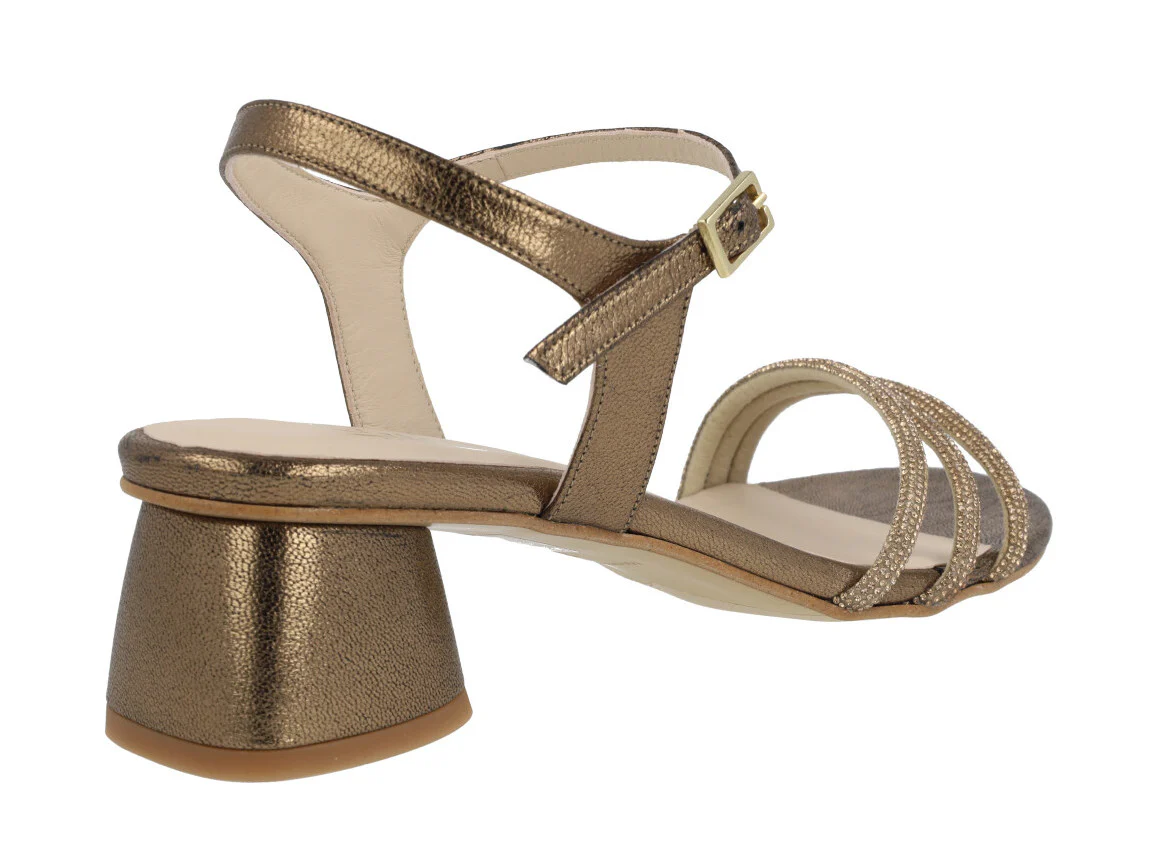 Sandalias de piel metalizadas Taimi con triple tira de strass - Image 4
