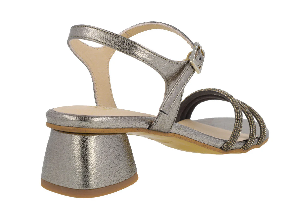 Sandalias de piel metalizadas Taimi con triple tira de strass - Image 9