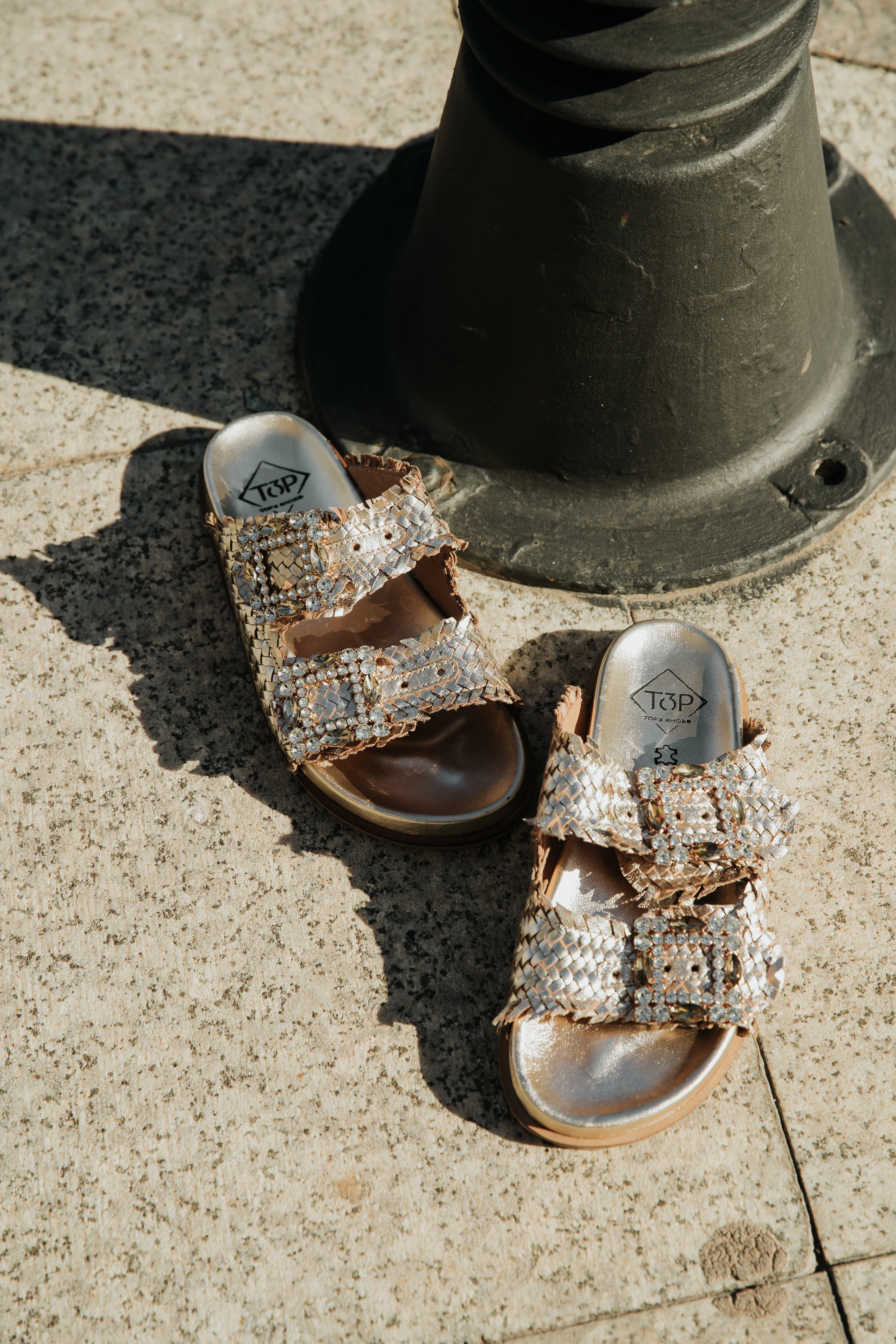 Sandalias de piel trenzada con hebillas joya - Image 8