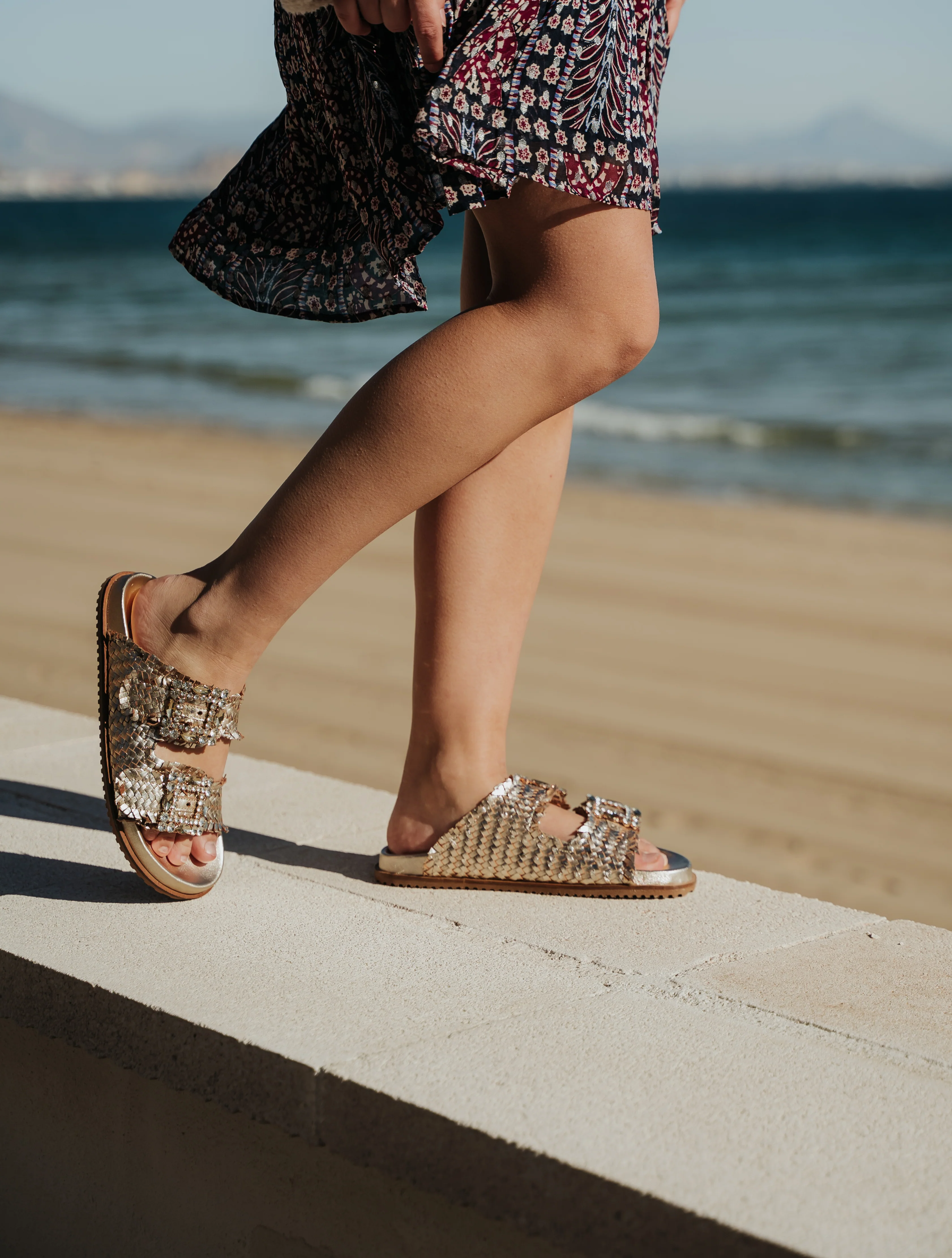 Sandalias de piel trenzada con hebillas joya - Image 9