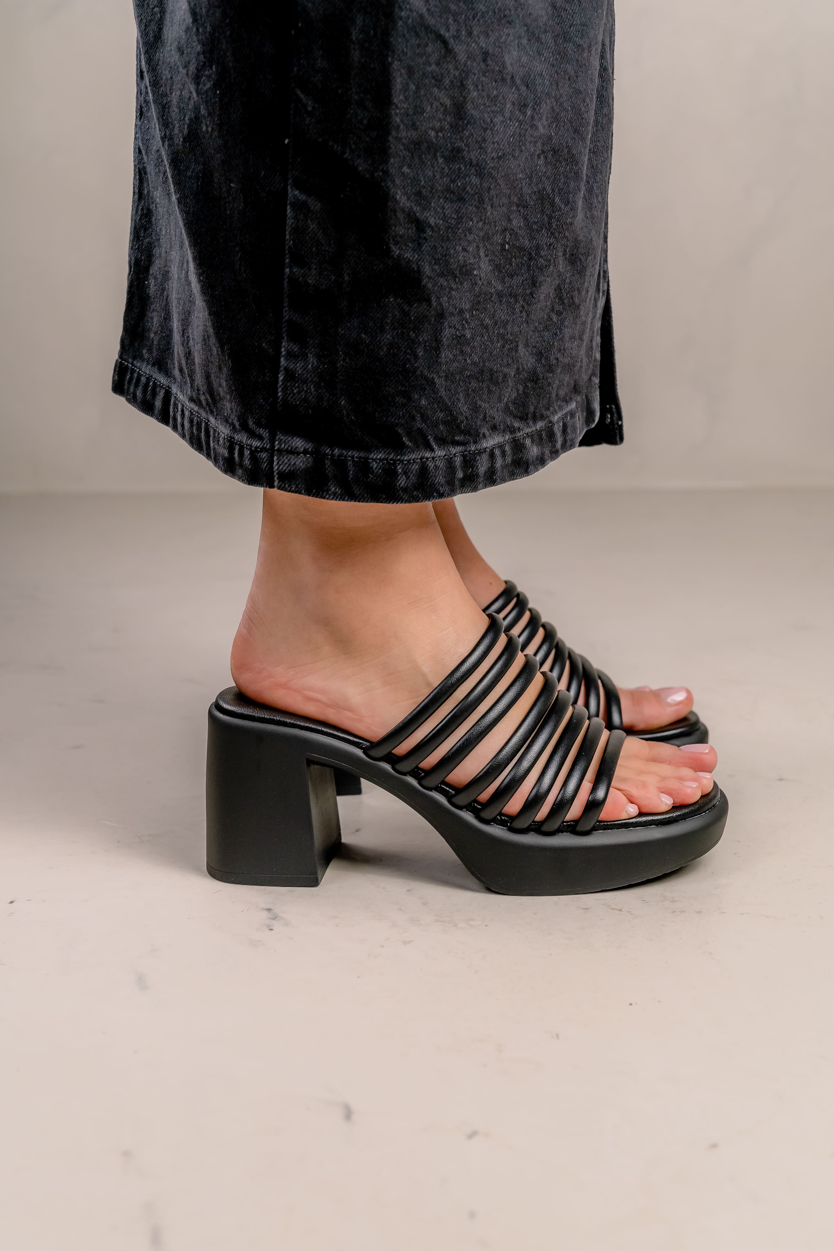 Sandalias de tiras negras de piel y plataforma Gina - Image 7