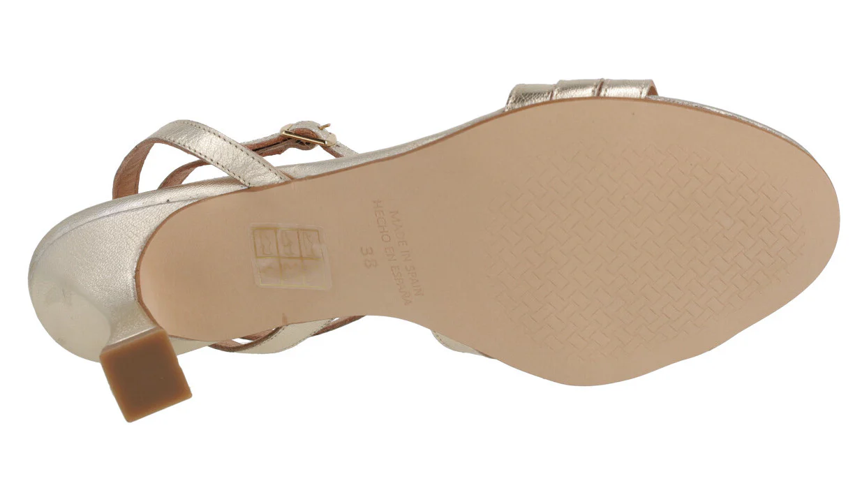 Sandalias doradas de piel con pulsera al tobillo - Image 5