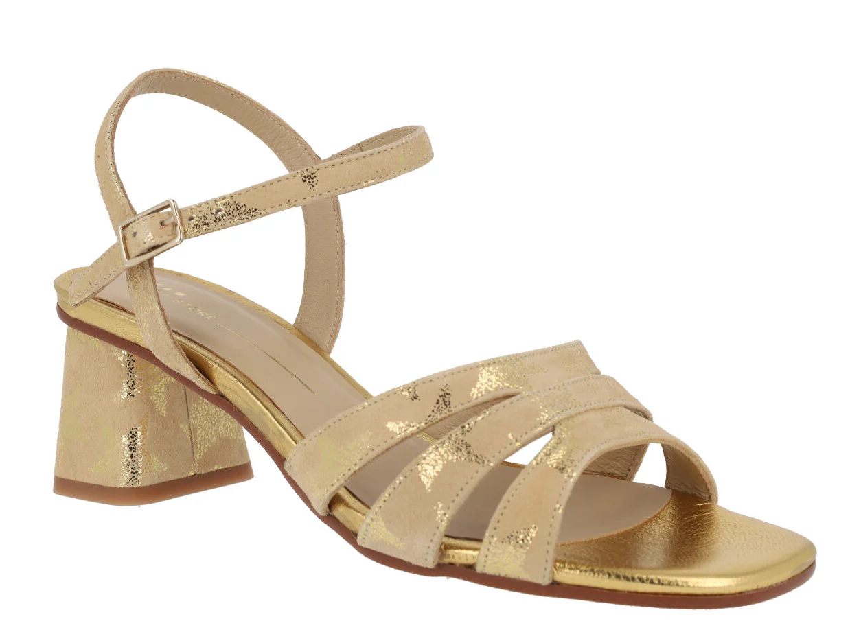 Sandalias en ante camel con estrellas doradas