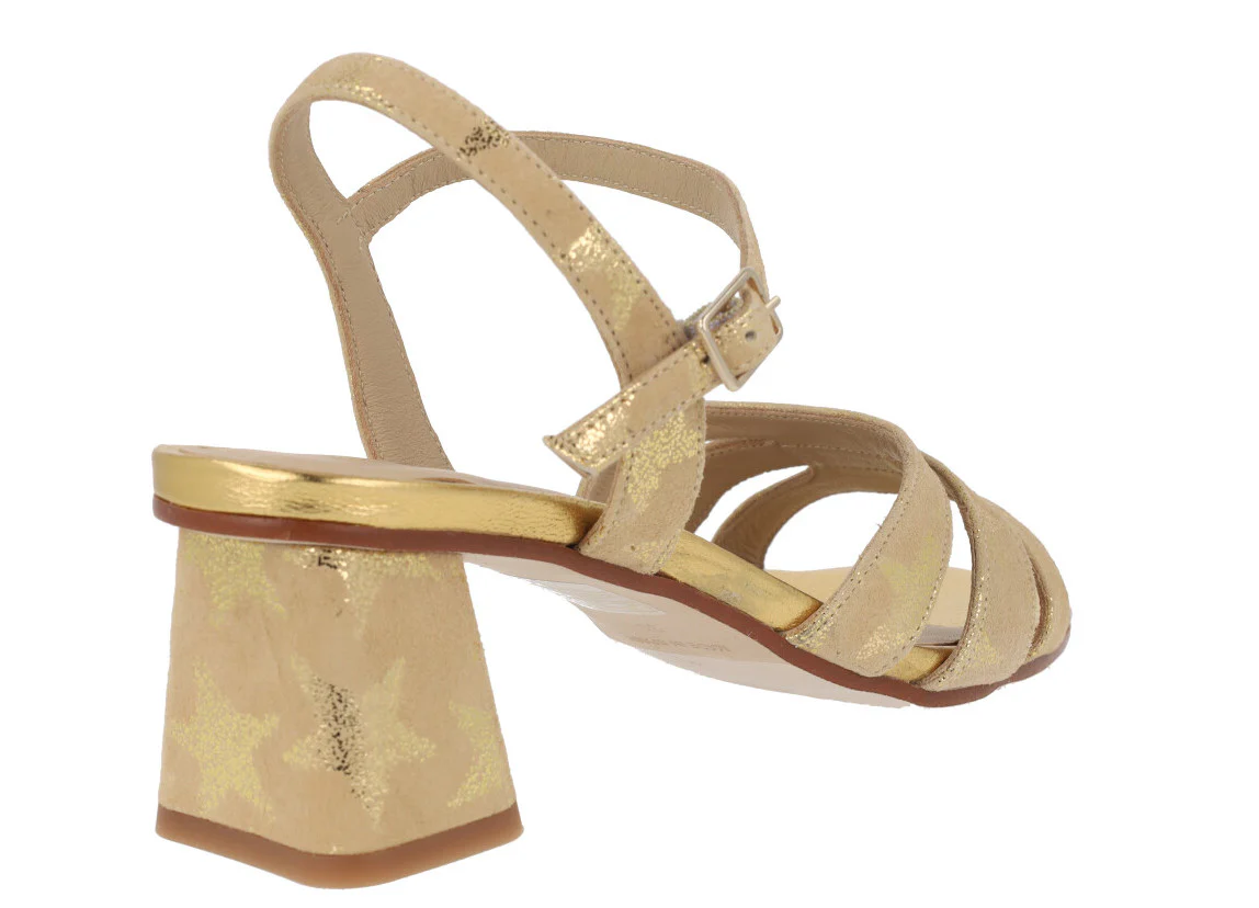 Sandalias en ante camel con estrellas doradas - Image 4