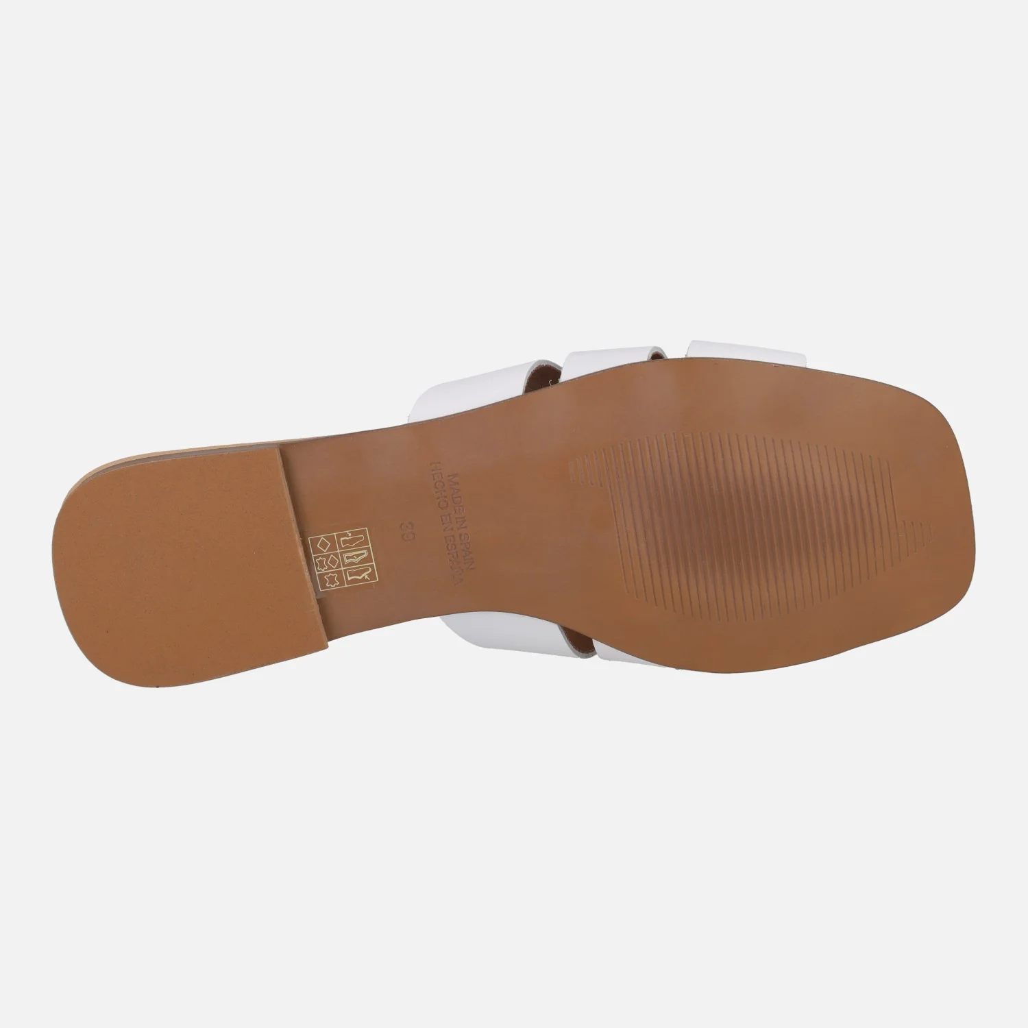 Sandalias planas de piel con adorno dorado - Image 12