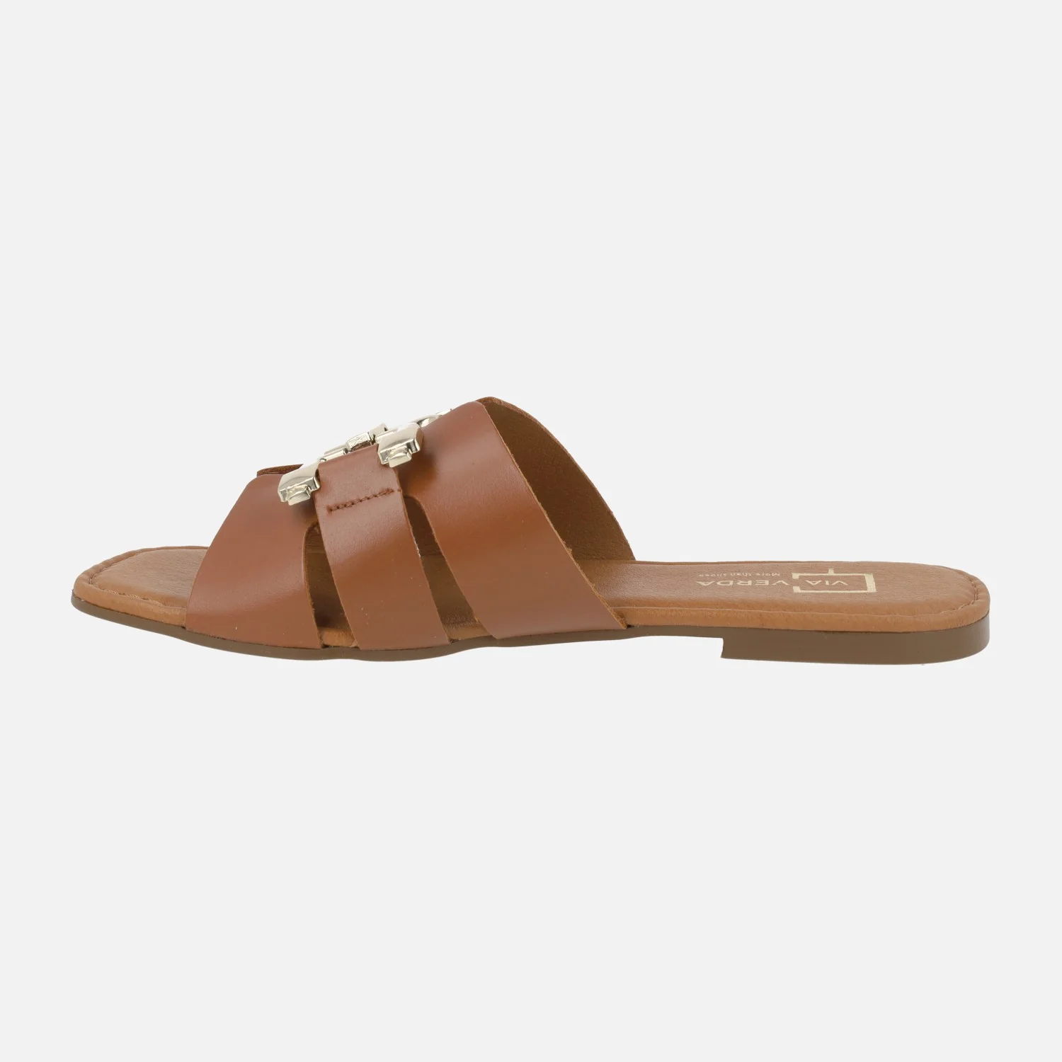 Sandalias planas de piel con adorno dorado - Image 3