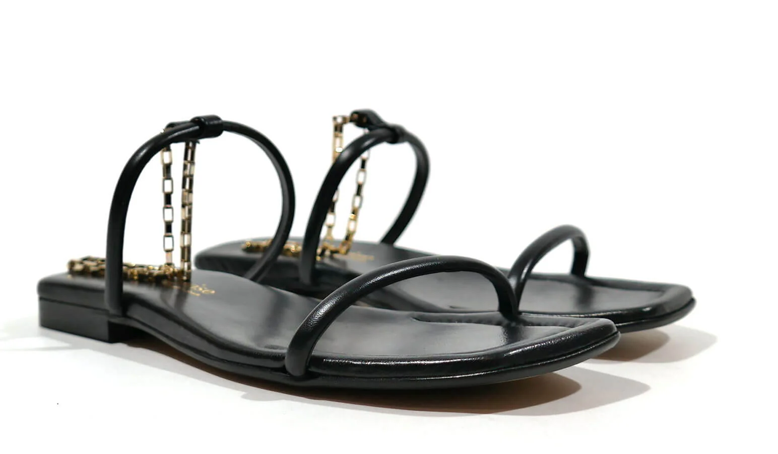 Sandalias negras con pulsera dorada al tobillo para mujer - Image 4
