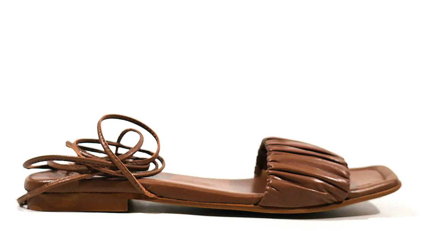 Sandalias planas con pala fruncida y cintas para mujer - Image 14