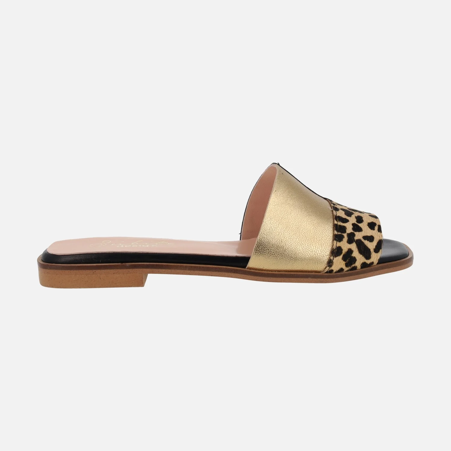 Sandalias planas de piel combinadas con animal print