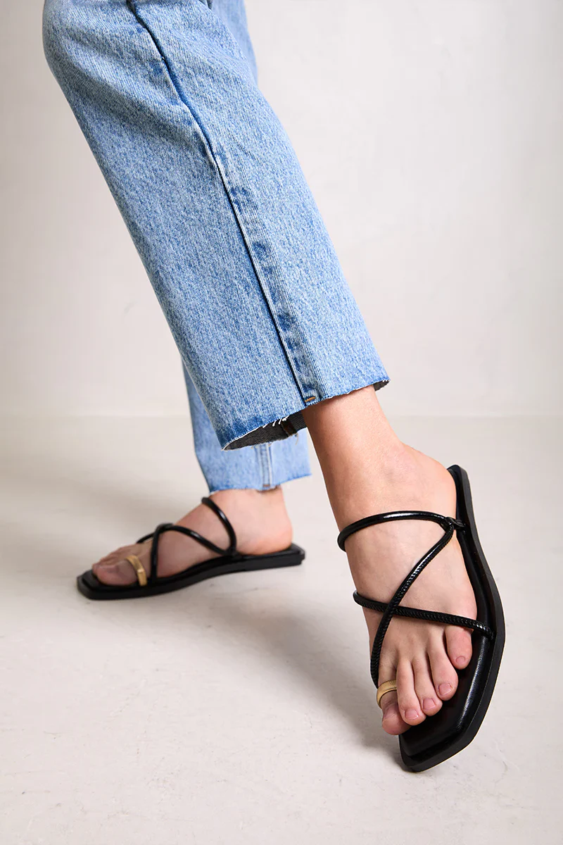 Sandalias planas de piel Katia con pieza dorada para dedo - Image 3