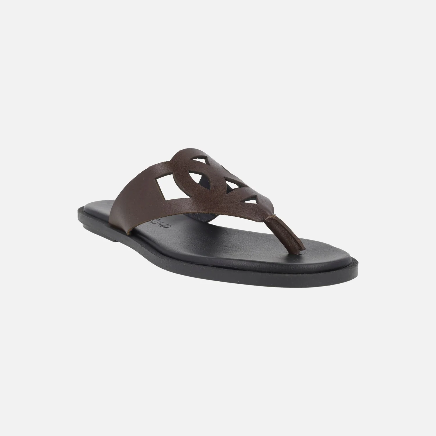 Sandalias planas en piel marrón con detalle de troquelados - Image 2