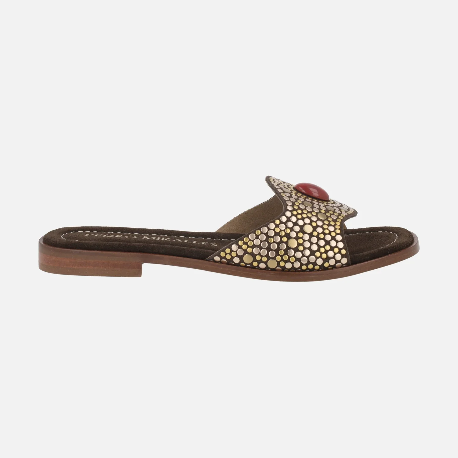 Sandalias planas estilo palas con tachas y pedrería