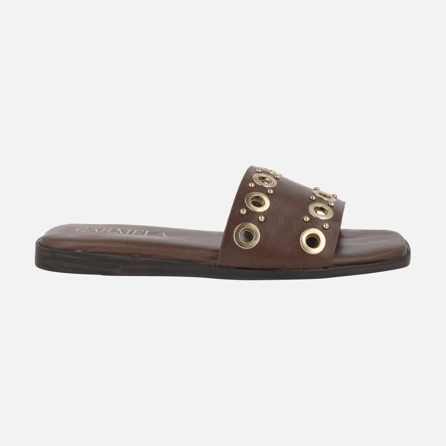 Sandalias planas estilo palas en piel con remaches metálicos