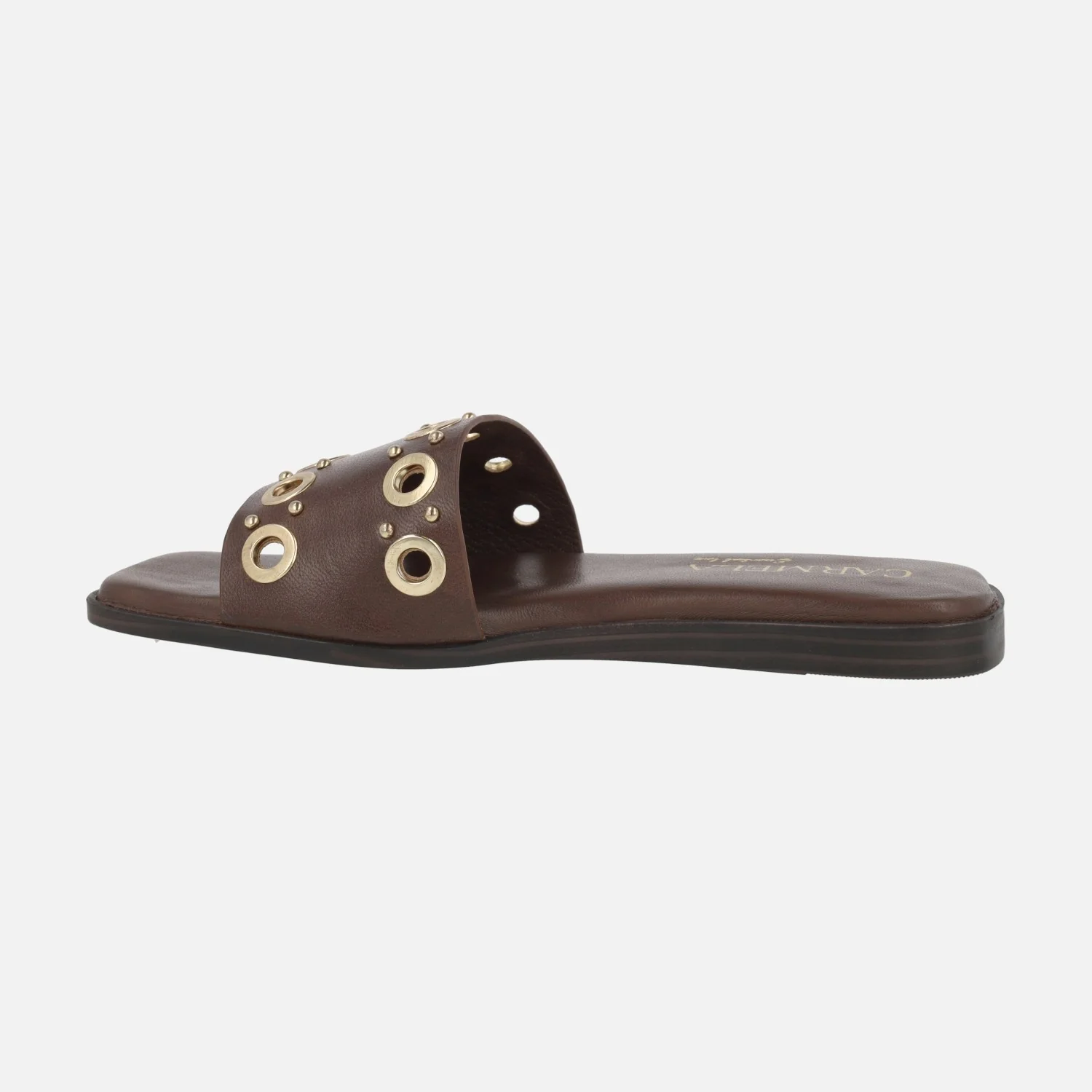 Sandalias planas estilo palas en piel con remaches metálicos - Image 3