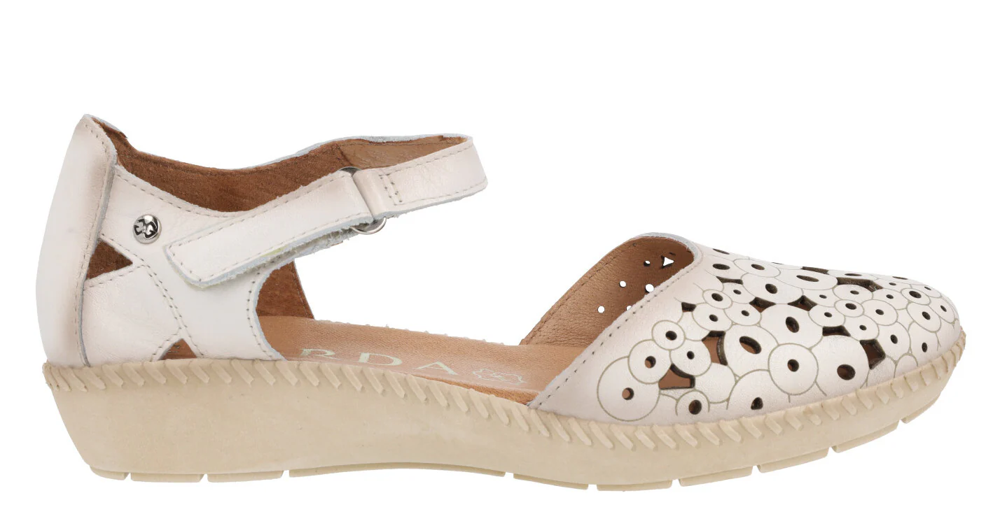 Sandalias troqueladas con cierre de velcro para mujer - Image 6