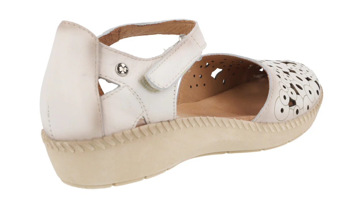 Sandalias troqueladas con cierre de velcro para mujer - Image 9