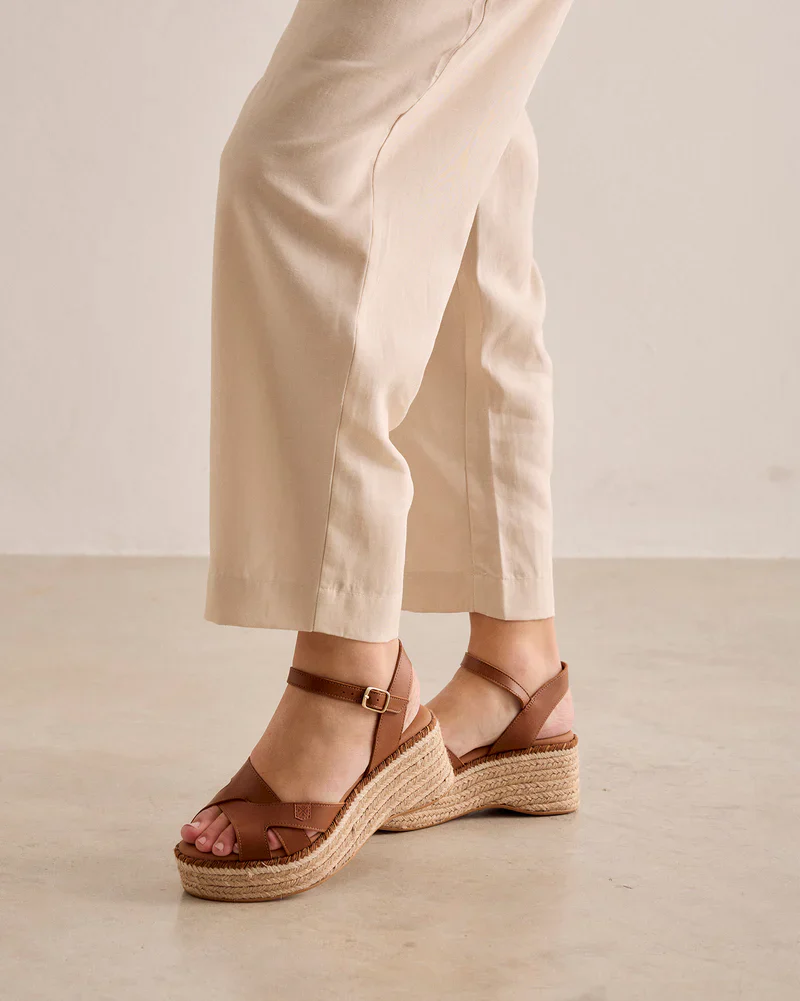 Zapatillas de piel con cuña de esparto Karan - Image 16