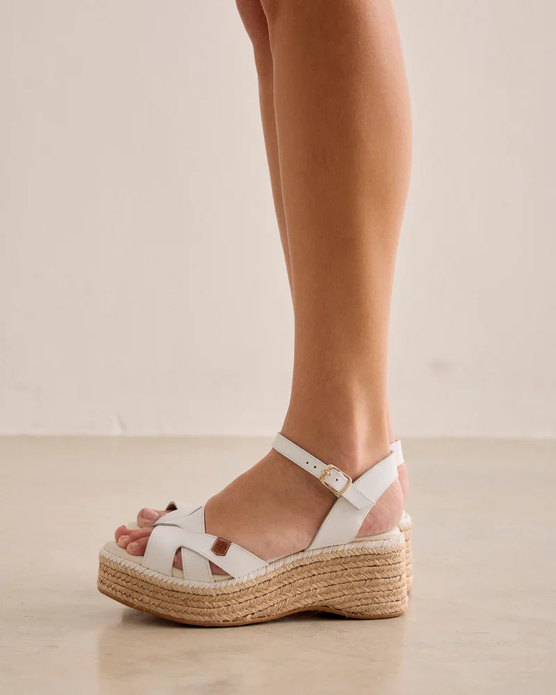 Zapatillas de piel con cuña de esparto Karan - Image 9
