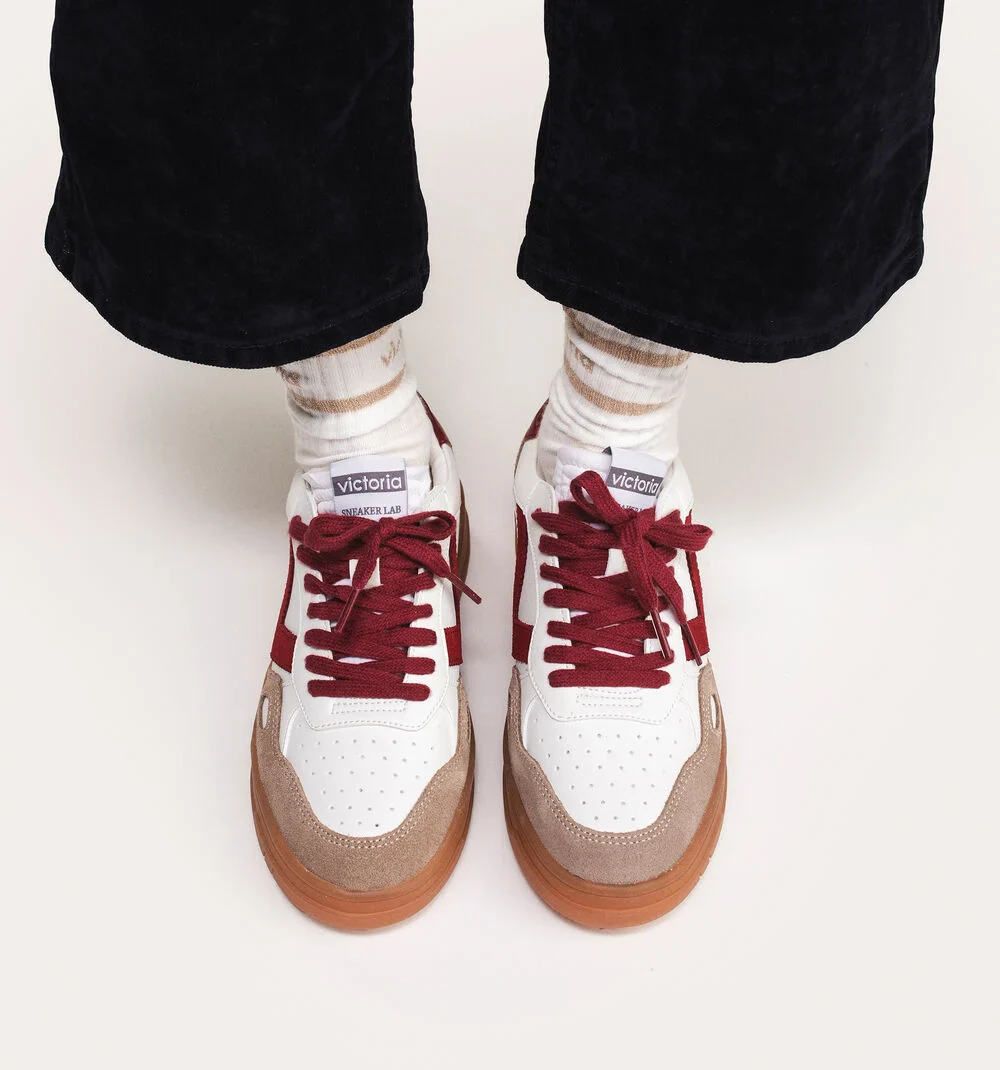 Zapatillas deportivas blancas con detalles burdeos Seul efecto piel y serraje - Image 2