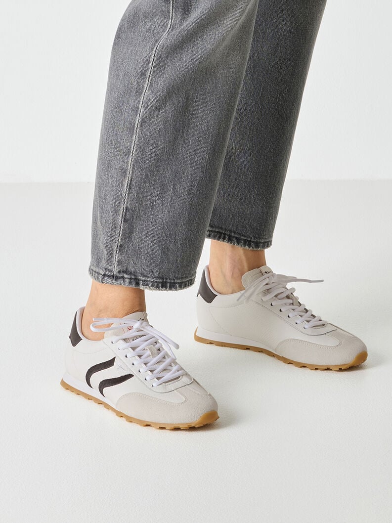 Zapatillas deportivas blancas con detalles en negro - Image 2