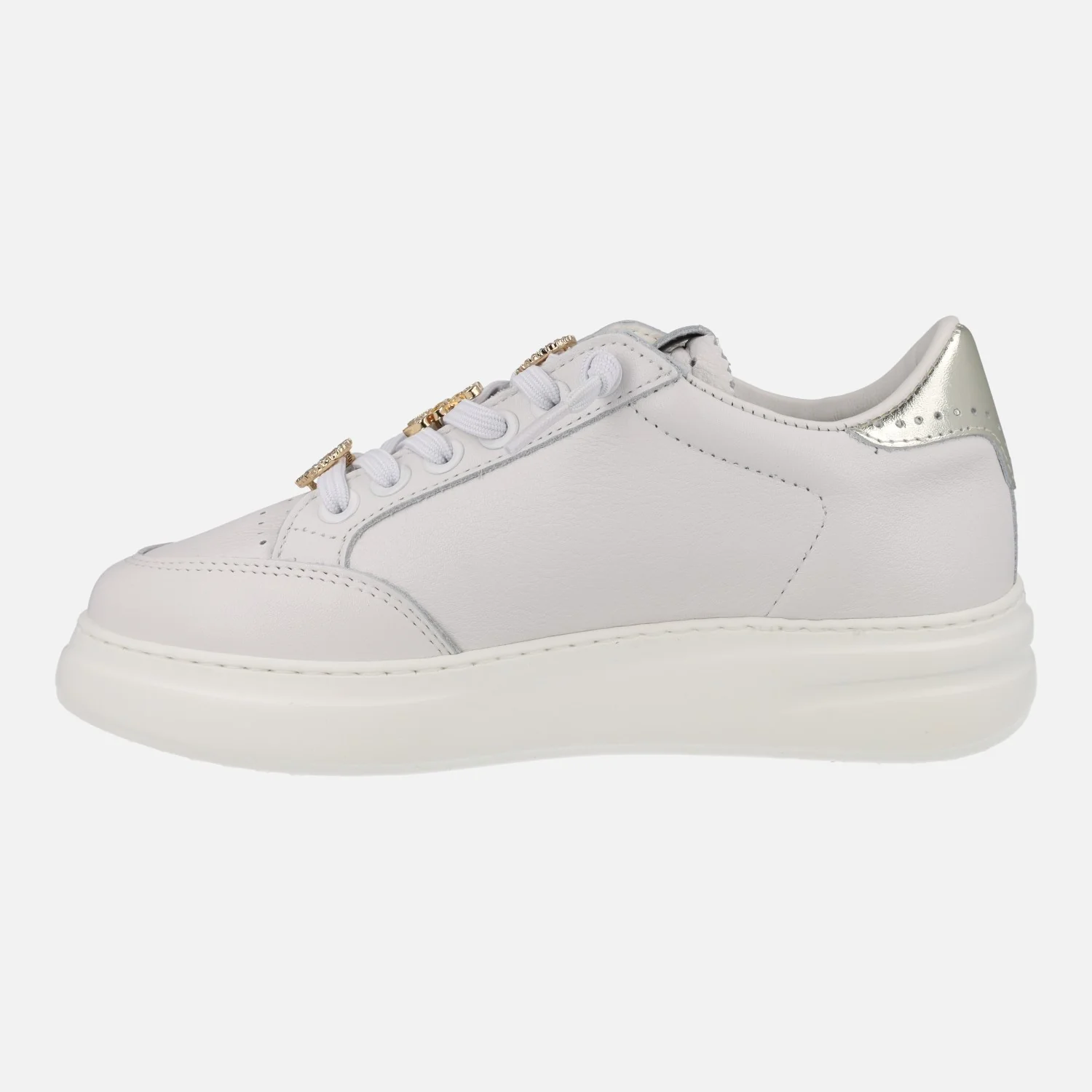 Zapatillas deportivas blancas de piel con adornos dorados - Image 6