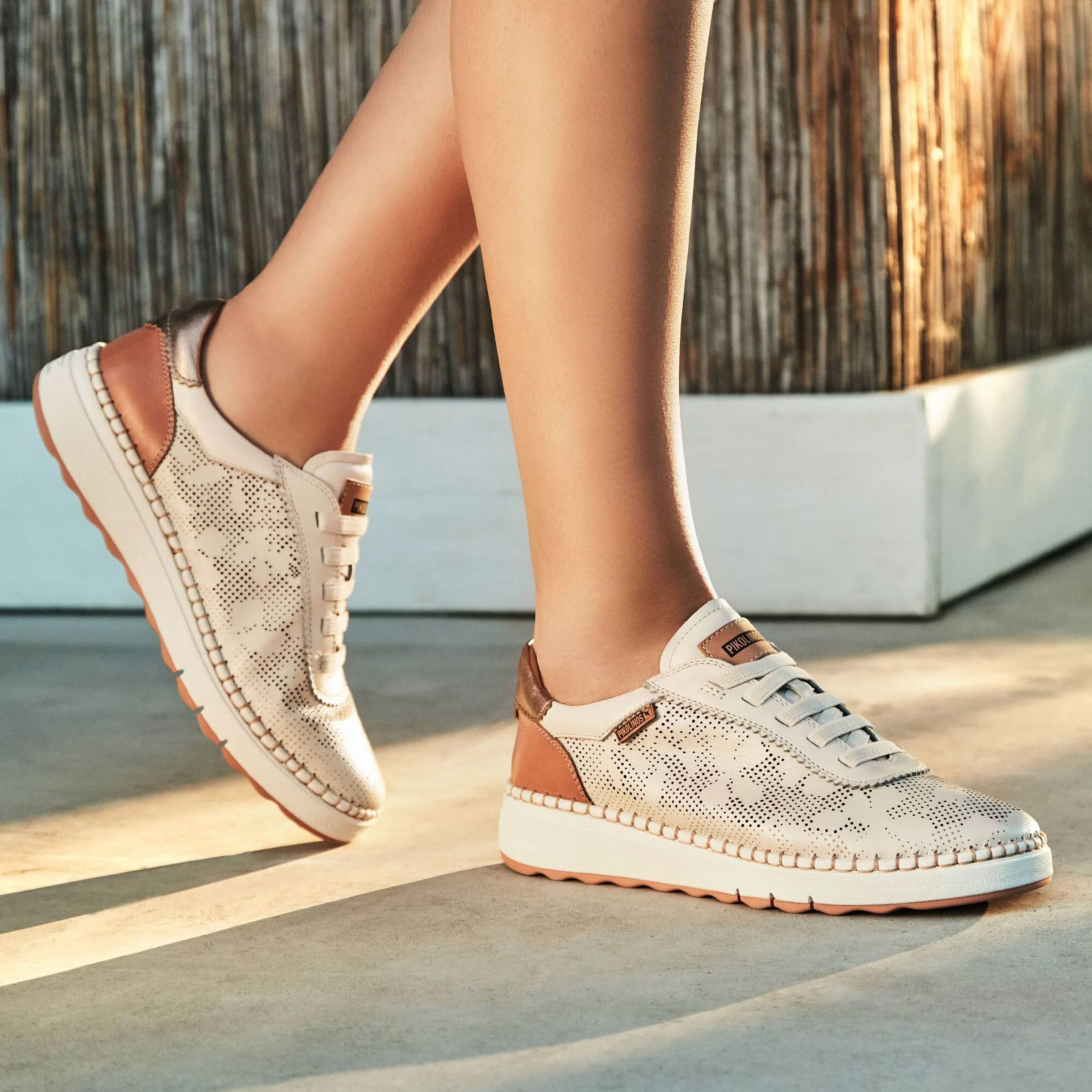 Zapatillas deportivas de piel Arenas con troquelados y cordones elásticos - Image 2