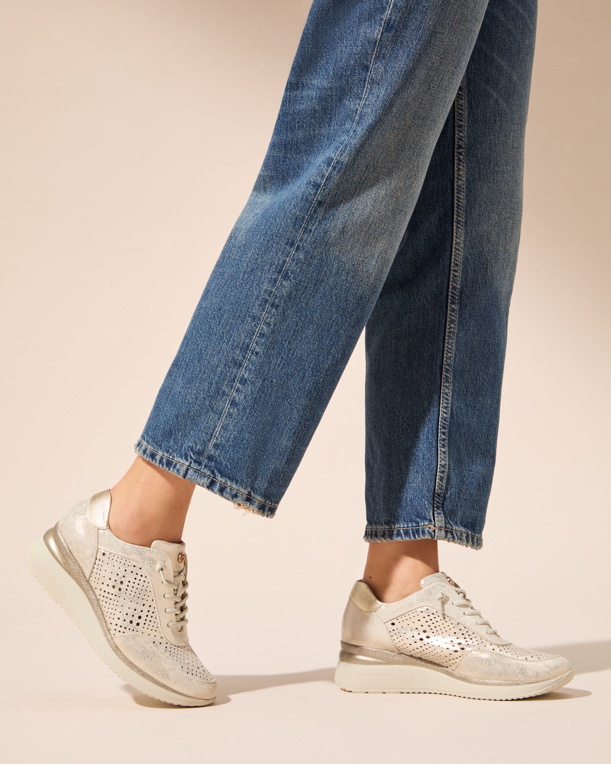 Zapatillas deportivas en piel metalizada oro con cordones elásticos - Image 2
