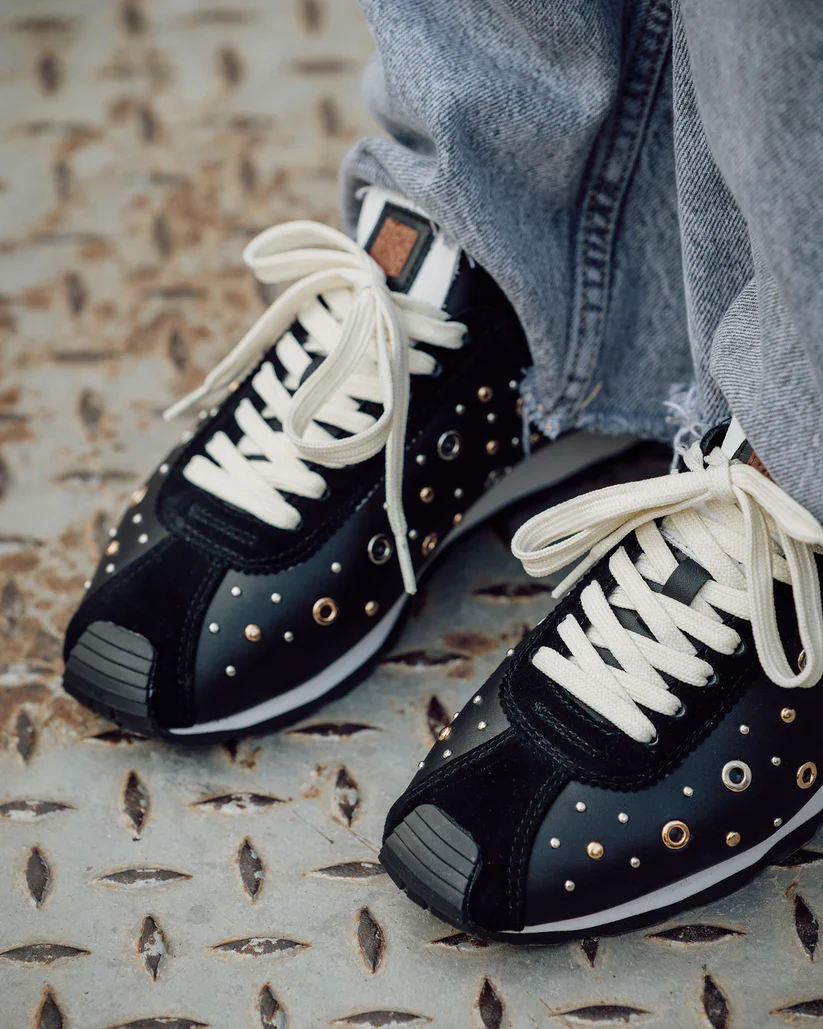 Zapatillas deportivas Inara en piel negra con tachas - Image 2